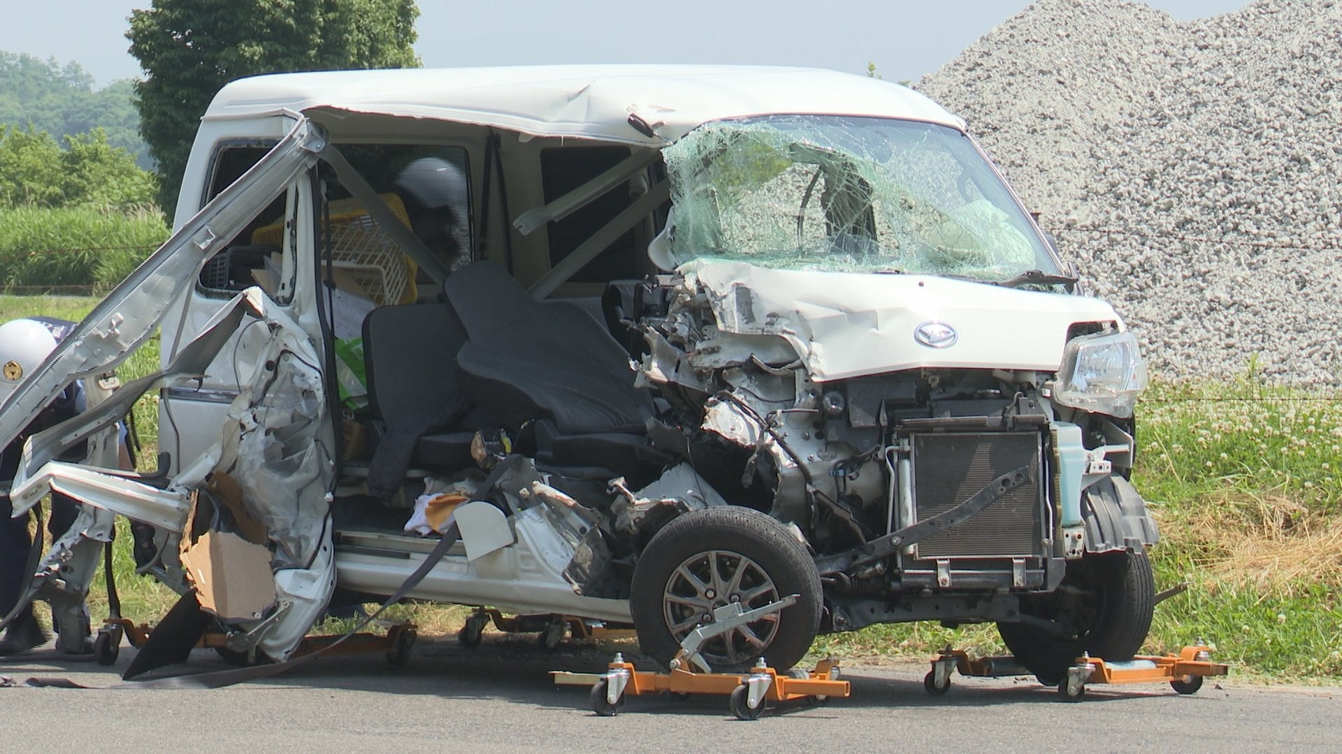 車の運転手の両足が挟まれていて上半身が車の外にでている」八戸市の