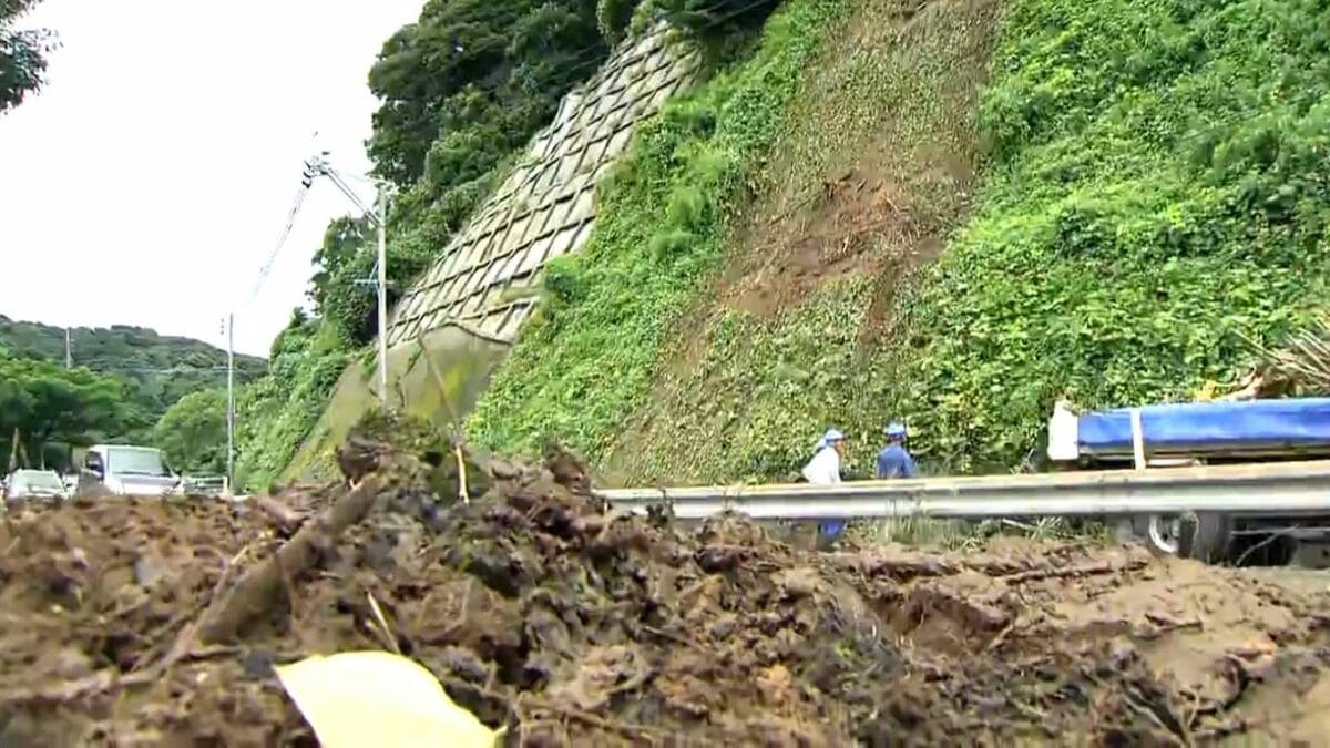 線路と国道に土砂流れ出す…車2台巻き込まれるも逃げ出す 鹿児島で大雨