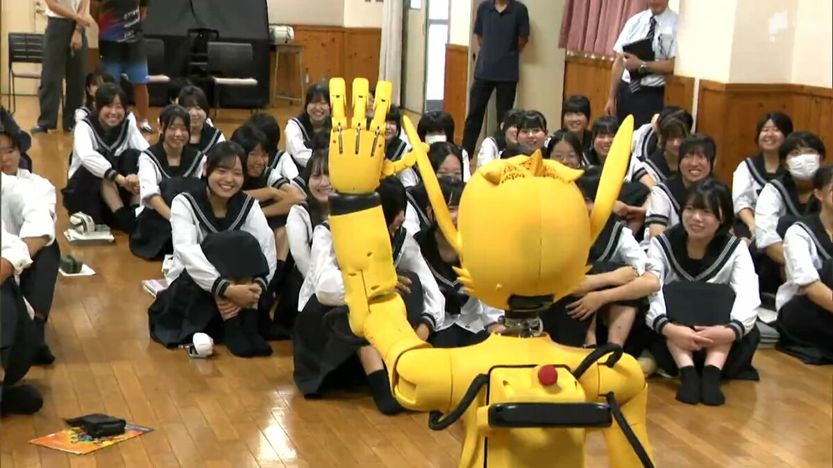 好きな人はいますか」高校生がAI搭載の人型ロボットと触れ合う授業