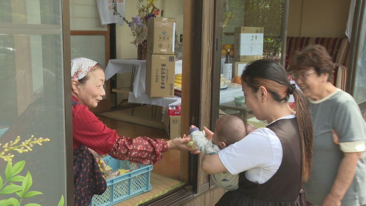 伝統行事「お接待」参拝者にお菓子、無病息災を願う　大分・豊後高田市