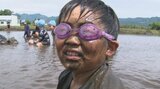 田んぼを走って泥まみれ!“楽しく土を柔らかく” 小学生がコメ作りの準備 熊本|TBS NEWS DIG