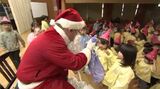 サンタに大興奮! 「クリスマス以外は何してるの?」子どもたちから質問も 幼稚園でクリスマス会 長野市|TBS NEWS DIG