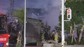 焼け跡から３人の遺体　「パーン」という音が聞こえ、外に出てみると建物から炎が…　出雲市で住宅火災　母屋と離れなど３棟全焼　住人３人と連絡つかず|TBS NEWS DIG