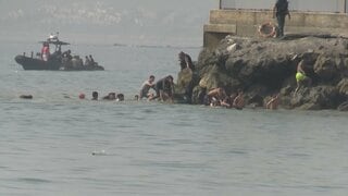海泳ぎ防波堤を上る人も…北アフリカのスペイン領セウタにモロッコからの移民流入　24時間で約4万9000人とスペイン内務省| TBS CROSS DIG with Bloomberg