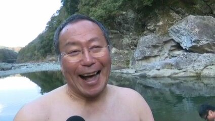 なんとか耐えられた」水温12度の川で恒例の「冬至水行」 胸まで水に 