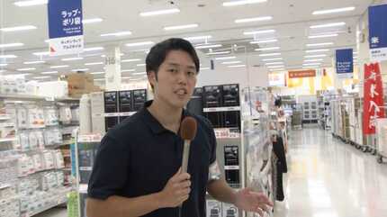 値上げラッシュになぜ「値下げ」？ 投げ込み陳列でコスト削減 500品目