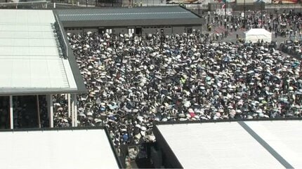 万博東ゲート前は開門前から長蛇の列 朝9時の入場、6月は「枠無し」7月
