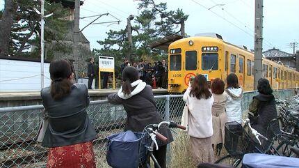 車掌姿の藤井聡太八冠 レトロ車両（元京急700形）の警笛鳴らして満面の