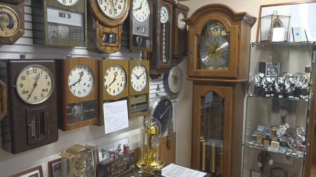 6月10日は「時の記念日」　昭和レトロな掛け時計や腕時計など約100点が並ぶ　山梨市・藤原時計店|TBS NEWS DIG