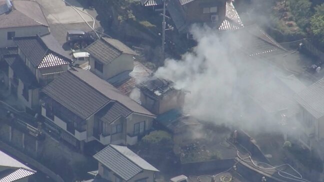 【速報】「住宅のゴミが燃えている」→住宅に延焼する火事　住宅からは黒煙も　消防車15台出動|TBS NEWS DIG