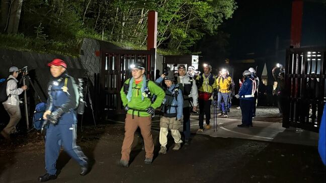 富士山が山開き 5合目ゲートが開門 通行料は4000円 当日窓口にキャッシュレス決済を導入 山梨・吉田ルート|TBS NEWS DIG