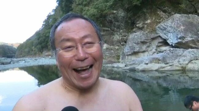 「なんとか耐えられた」水温12度の川で恒例の「冬至水行」 胸まで水に浸かり、およそ20分に渡って一心にお経 愛媛県・西条市|TBS NEWS DIG