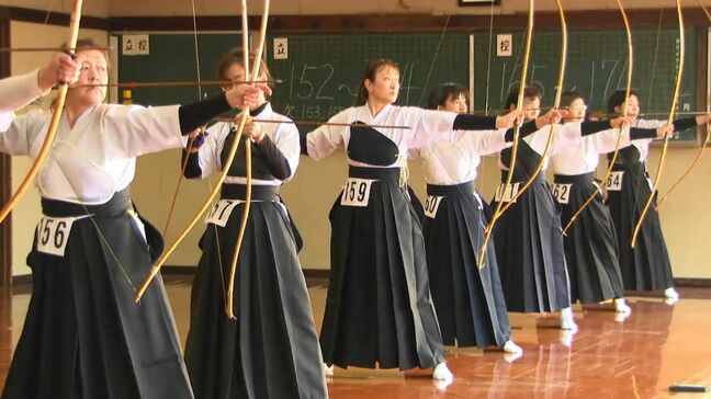 弓道県選手権「八段のレジェンドも」「25年ぶりの県大会も」鹿児島の弓道家約300人集結|TBS NEWS DIG