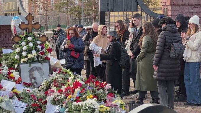 ロシア反体制派指導者・ナワリヌイ氏の追悼式に母親ら参列　死後40日目の節目に