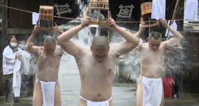 冷水を頭からかぶり無病息災を祈る「水行」　石川・加賀市　|　石川県のニュース｜MRO北陸放送