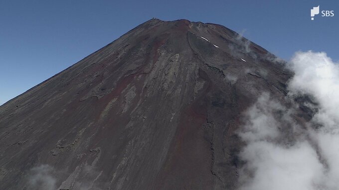富士山でペルー国籍の27歳女性が足を滑らせ負傷 警察の山岳救助隊が出動し5合目まで搬送＝静岡県警|TBS NEWS DIG