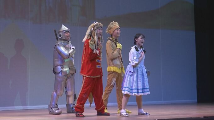 一人で何役も演じ分ける「舞台手話通訳」とは？　聴覚に障害のある子どもたちにも楽しんでもらいたい…ミュージカル公演に喝采|TBS NEWS DIG