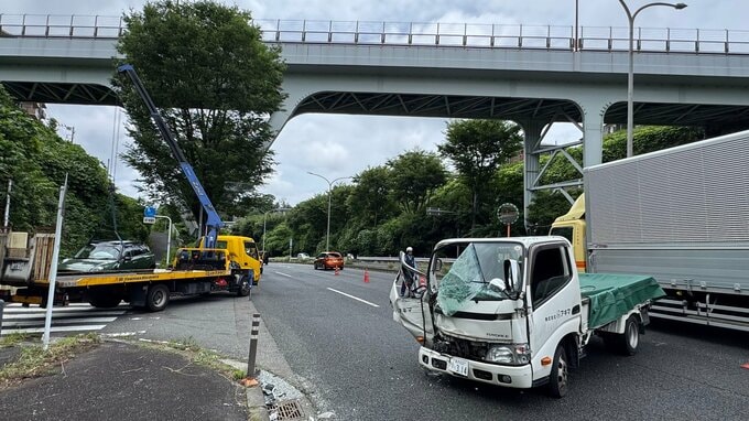 横浜市神奈川区で車3台が絡む事故　クレーン車にはじき飛ばされたトラックが対向車線の乗用車に衝突　2人けが|TBS NEWS DIG