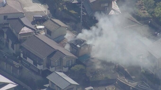 【速報】「住宅のゴミが燃えている」→住宅に延焼する火事　住宅からは黒煙も　消防車15台出動　|　RCC NEWS | 広島ニュース | RCC中国放送