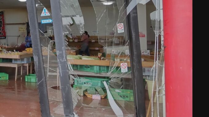 「ガッチャーンとドアの割れる音がすごかった」店に車突っ込み、客がケガ　運転手の男性(80代)「アクセルとブレーキを 踏み間違えた」　|　BSSニュース | BSS山陰放送