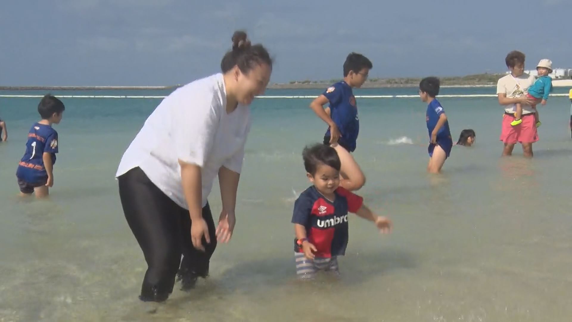 3月なのに一足早い夏の訪れ、石垣市で県内最初の海開き　児童や観光客らが海を満喫