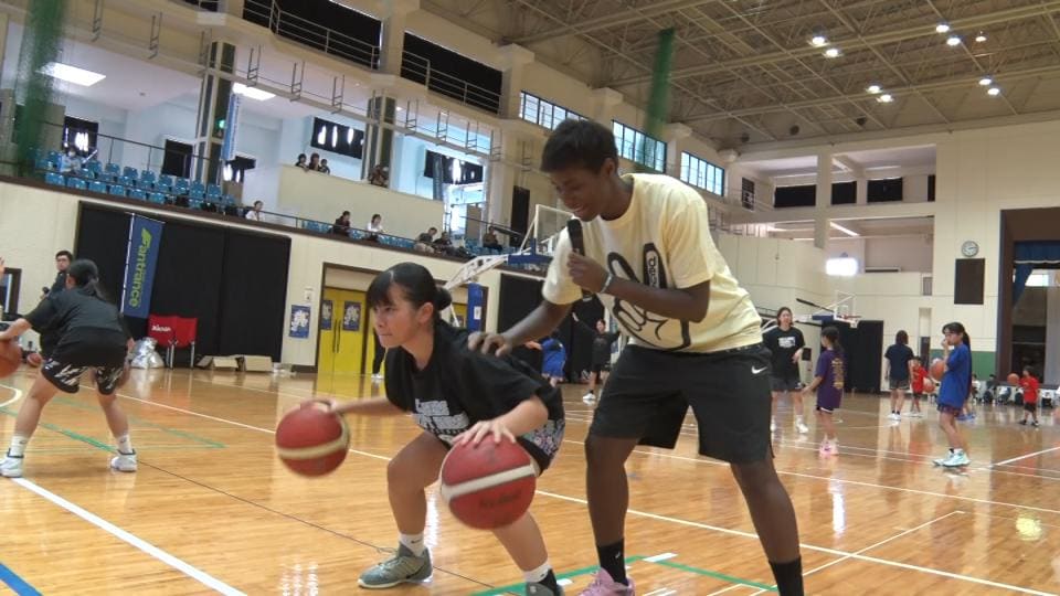 女子バスケ日本代表・馬瓜エブリンら現役プロが沖縄の子どもたちを直接指導　宜野座村
