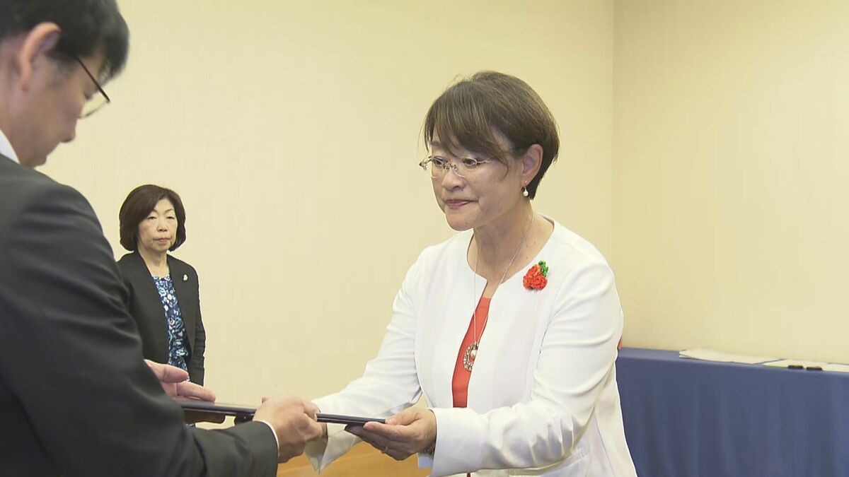 参院選三重　初当選の立憲・小島智子氏に当選証書　「地域の人から遠くならない国会議員でありたい」