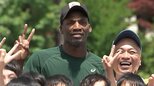 現役で“人類最速”100m世陸金のフレッド・カーリー「歴史に残るような走りがしたい」 小学生と交流イベント|TBS NEWS DIG