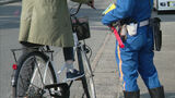 イヤホンをつけたまま“自転車運転”25人に警告!福岡市で取り締まり | 福岡のニュース|RKB NEWS|RKB毎日放送