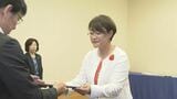 参院選三重 初当選の立憲・小島智子氏に当選証書 「地域の人から遠くならない国会議員でありたい」 | 名古屋・愛知・岐阜・三重のニュース【CBC news】 | CBC web