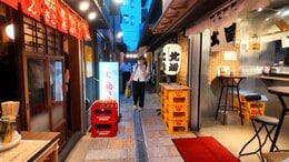 地価高騰の街にあえて「平屋」　福岡・サザエさん商店街通りに昭和レトロな横丁　「昔ながらの風景を・・・」高層化に抗う会長の思い　|　福岡のニュース｜RKB NEWS｜RKB毎日放送