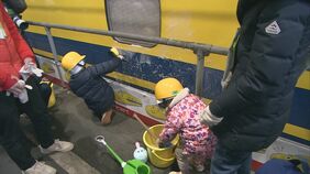 「お疲れさま！」“新幹線のお医者さん”ドクターイエローへの労い　約200人の親子らが車体を磨き上げる　|TBS NEWS DIG