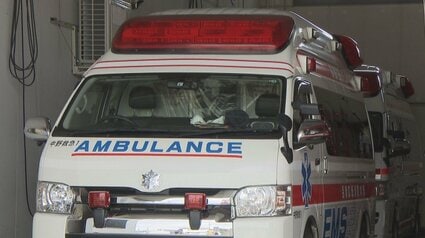 救急車が雪でスタック…道路脇に停車し出発する際に動けなくなり搬送に