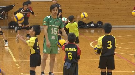 Vリーグ・JTサンダーズ広島の選手ら 小中学生に技術と楽しさ伝える