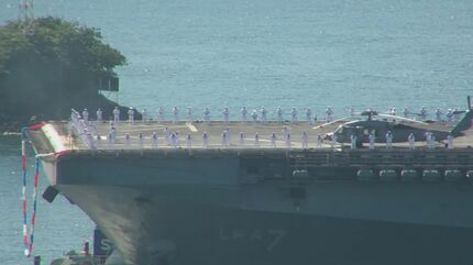 中東派遣の米海軍強襲揚陸艦「トリポリ」長崎県の佐世保基地に帰還
