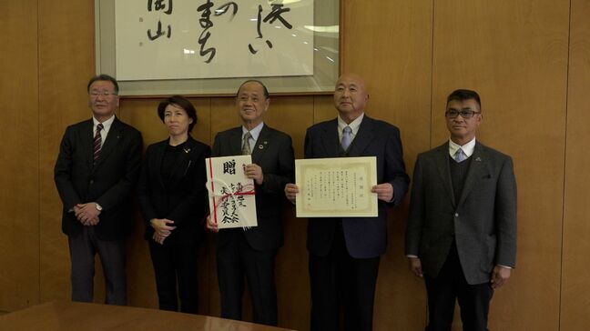 子育て支援のためのチャリティゴルフ大会で集まった寄付金を岡山市に　絵本の購入費用として活用|TBS NEWS DIG
