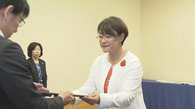 参院選三重 初当選の立憲・小島智子氏に当選証書 「地域の人から遠くならない国会議員でありたい」|TBS NEWS DIG