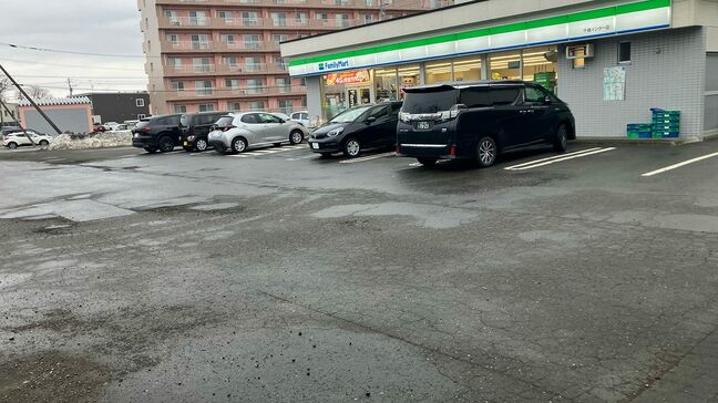 コンビニ駐車場で50代女性はねられ頭部を強打、乗用車は走り去る⇒近くの住宅街で塀や車両に衝突する当て逃げ事件も、同一車両か　北海道千歳市|TBS NEWS DIG