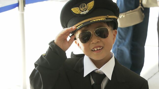 「パイロットになるのが夢」子どもたちが岡山空港で憧れのパイロットの制服を試着|TBS NEWS DIG