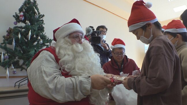 「おうちにきてほしい」 本場フィンランド公認のサンタが県内初訪問で子どもたちと交流 山梨・北杜市|TBS NEWS DIG