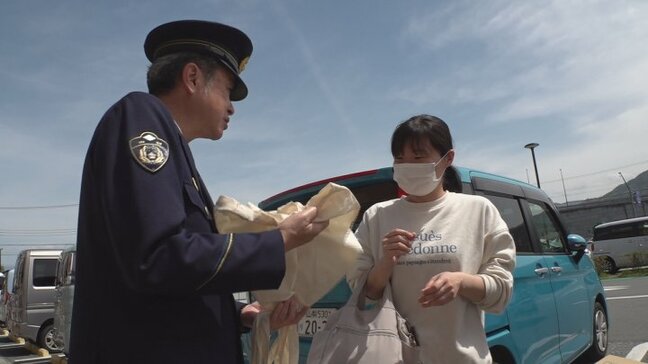 自転車の交通違反をまとめたチラシや反射材　警察などが買い物客に配布　山梨・富士川町|TBS NEWS DIG