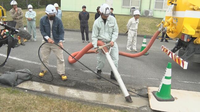 泥をポンプで吸い取りホースで給水 大雨被害の復旧に備え特殊車両の操作訓練|TBS NEWS DIG