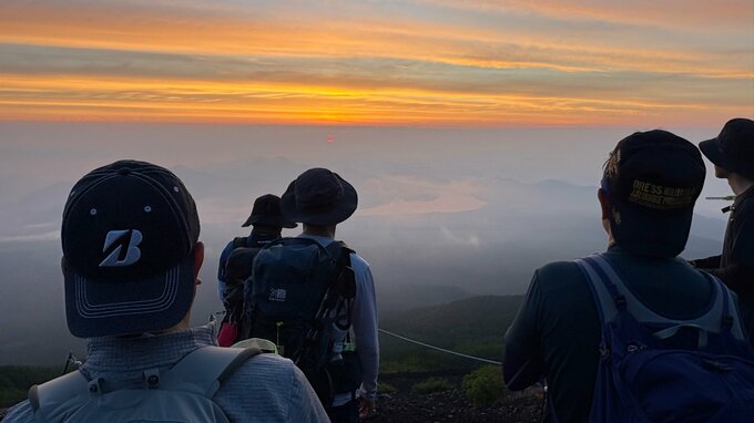 Mount Fuji Opens for the Climbing Season as Sunrise Appears Through the Breaks in the Clouds　|　山梨のニュース | ＵＴＹテレビ山梨