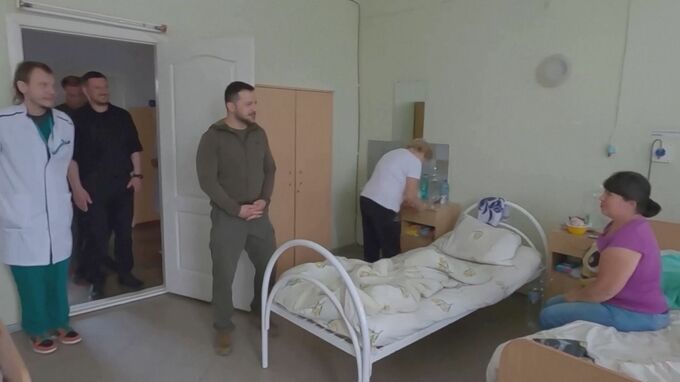 ゼレンスキー大統領がダム決壊の被害を受けたへルソン州を視察「必要なものはすべて再建する」|TBS NEWS DIG