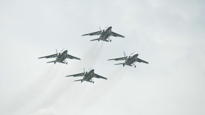 3年ぶり「ブルーインパルス」に3万人熱狂　航空自衛隊美保基地航空祭　「F-2戦闘機」「C-2輸送機」「KC-46A空中給油機」も魅せる　「救難飛行艇US-2」「ジェット練習機T-400」もお目見え【写真あり】|TBS NEWS DIG