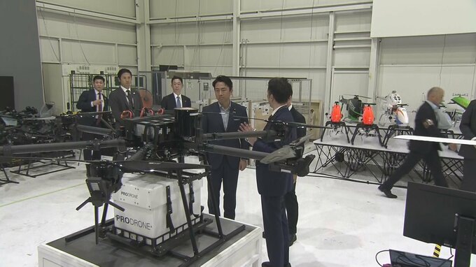 小泉大臣、防衛産業支援を強調　国産ドローン企業を視察