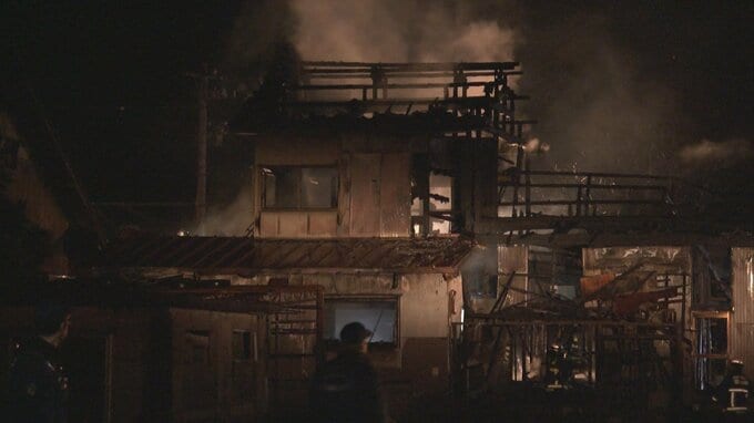 「2階建て住宅が燃えている」富山市水橋下砂子坂で建物火災　消防が活動中　搬送者はいない模様　|　富山のニュース｜天気・防災｜チューリップテレビ