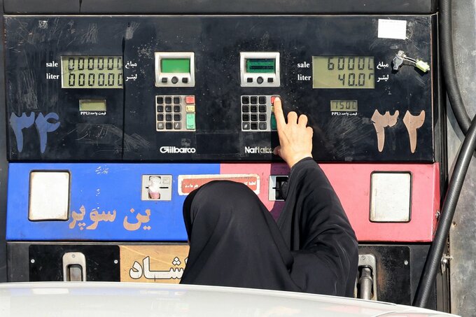 イランでガソリン不足が深刻化、給油所に長蛇の列－米圧力の影響鮮明