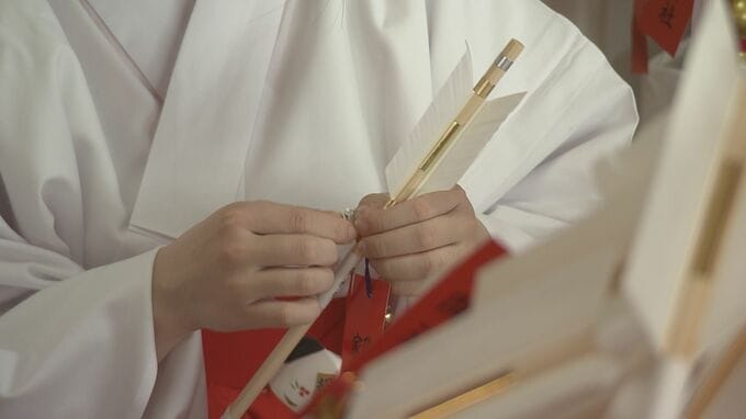 初詣に備え破魔矢作り　恒例の「大鏡餅」奉納は取りやめ　福島・郡山市|TBS NEWS DIG