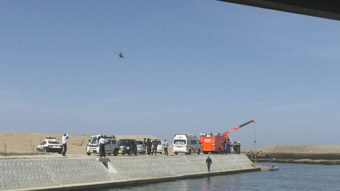 「大栄大橋付近の河口に車が落ちている」車が転覆した状態で沈没　現場近くには、バンパーなど車の部品　鳥取県北栄町|TBS NEWS DIG